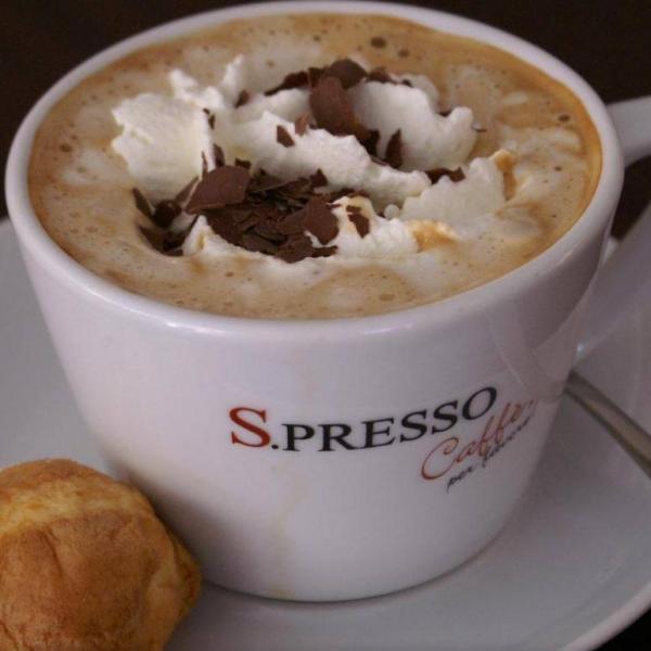 Caffè-Klassiker aus Espresso und Sahne; dazu ein hausgemachtes BISCOTTO