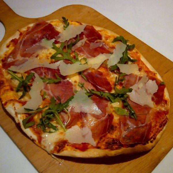 PIZZA-TARTE - Flammkuchenboden mit frischen Zutaten belegt